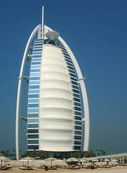 Spiaggia privata di fronte all'hotel Burj Al Arab a Dubai — Foto Stock
