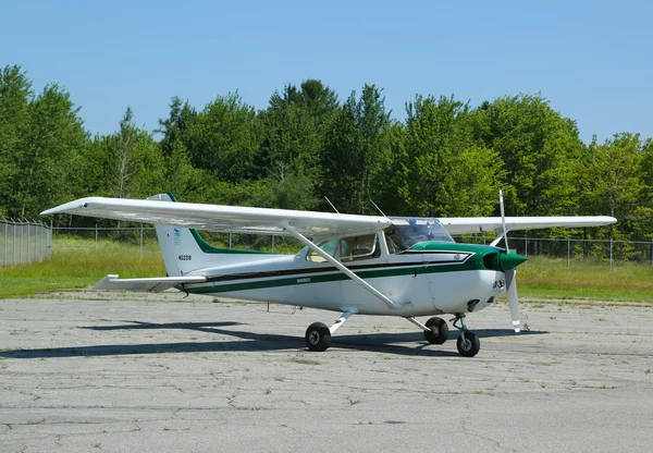 Cessna 172P plane in Hancock County Bar Harbor airport in Maine — Stock Photo, Image