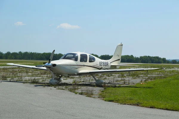 Aereo Cirrus SR 22 nell'aeroporto di Hancock County Bar Harbor nel Maine — Foto Stock