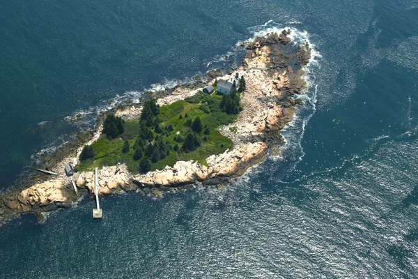 Kleine Insel mit Leuchtturm im Golf von Maine, Luftaufnahme — Stockfoto