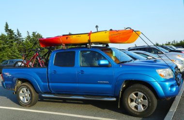 Toyota tacoma suv kayak ve bisiklet acadia Milli Parkı ile yüklendi.