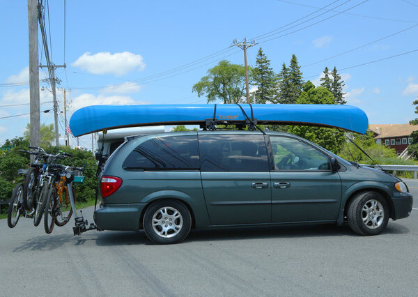 Автофургон Dodge Caravan с байдарками и велосипедами в Национальном парке Акадия
