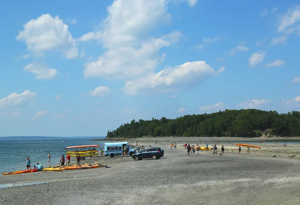 Kajaks bereit für Touristen auf Landbrücke bei Ebbe zwischen Bar-Hafen und Bar-Insel, Maine — Stockfoto