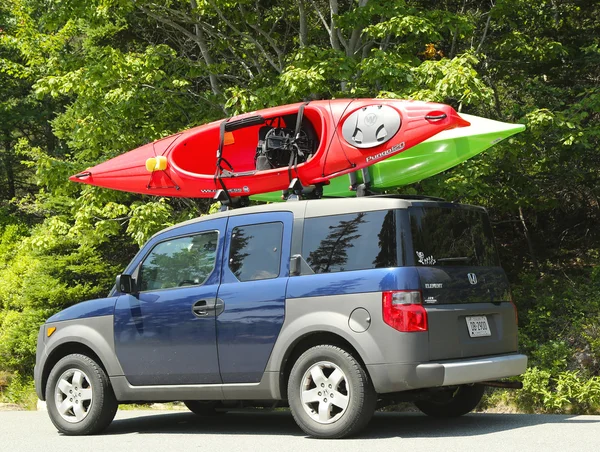 Honda element minivan beladen mit kajaks im acadia nationalpark — Stockfoto