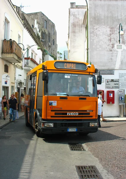 Autobús local en las estrechas calles de Capri, Italia —  Fotos de Stock