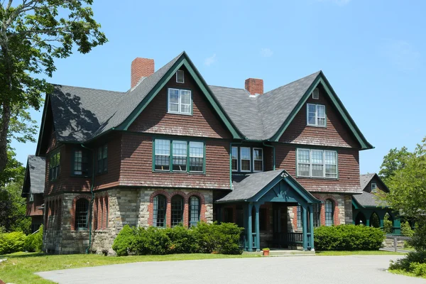 Histórica casa de campo clásica de verano el distrito del corredor histórico en Bar Harbor, Maine — Foto de Stock