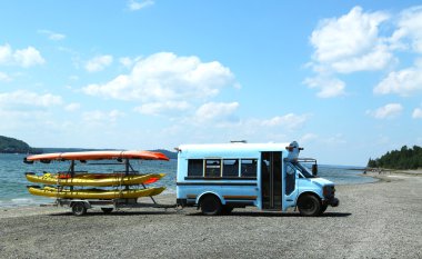 Deniz kayaklarının turistler için hazır gelgit köprüde arazi üzerinde ada bar ve bar harbor arasında