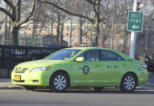Neues grünes "boro taxi" in brooklyn — Stockfoto
