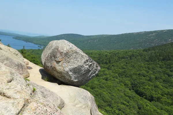 Bubble Rock di atas Gunung Bubble Selatan Di Taman Nasional Acadia, Maine, Amerika Serikat — Stok Foto