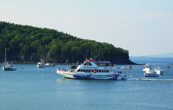 Latarnia morska wycieczki łodzią w zatoce Francuz w bar harbor — Zdjęcie stockowe