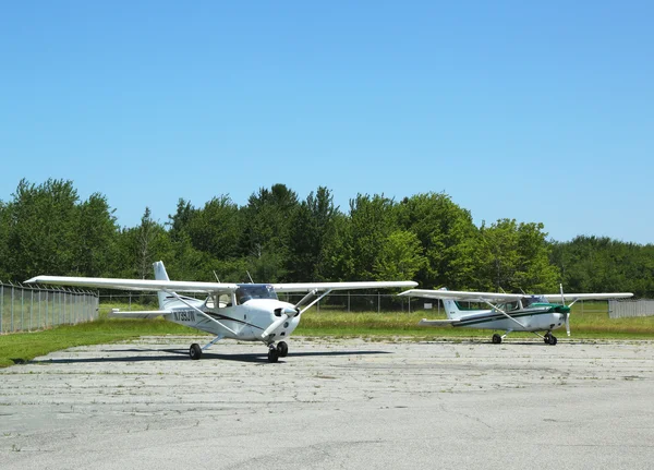 Cessna 172 fly i Hancock County Bar Harbor Airport i Maine – stockfoto