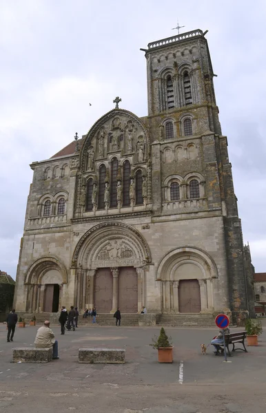 Abadía románica de Vezelay o Basílica de Santa María Magdalena en Vezelay, Francia — Foto de Stock