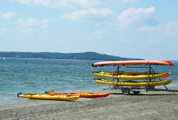 Kayak da mare pronti per i turisti sul ponte di terra sulla bassa marea tra Bar Harbor e Bar Island — Foto Stock