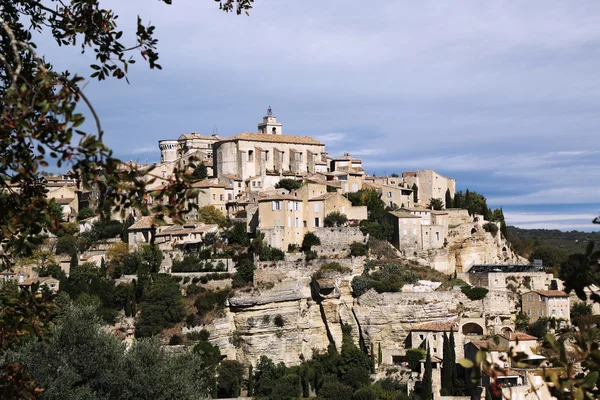 Na wzgórzu średniowiecznego miasteczka Gordes, Francja — Zdjęcie stockowe