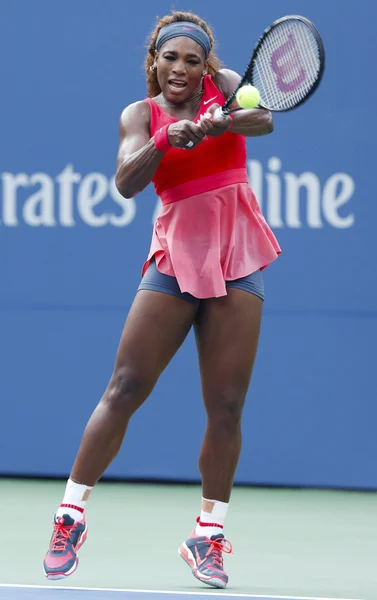 Die 16-malige Grand-Slam-Siegerin Serena Williams im Viertrundenmatch bei den US Open 2013 gegen Sloane Stephens — Stockfoto