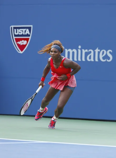 Die 16-malige Grand-Slam-Siegerin Serena Williams im Viertrundenmatch bei den US Open 2013 gegen Sloane Stephens — Stockfoto