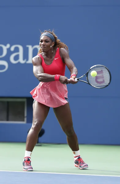 Zestien keer grand slam champion serena williams tijdens de vierde ronde match tijdens ons open 2013 tegen sloane stephens — Stockfoto