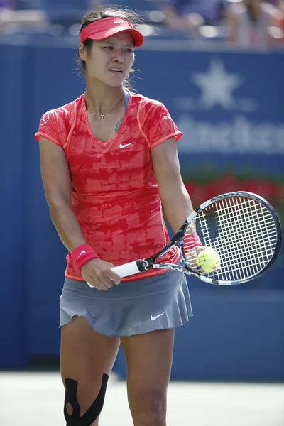 Grand slam mästare na li under kvartsfinalen match på oss öppna 2013 mot ekaterina makarova på billie jean king national tenniscenter — Stockfoto