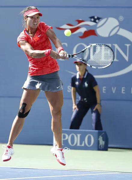 Чемпионка Большого шлема На Ли во время четвертьфинала US Open 2013 против Екатерины Макаровой в Национальном теннисном центре Билли Джин Кинг — стоковое фото