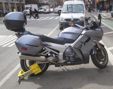 manhattan'ın yasadışı park edilmiş bir motosiklet üzerinde tekerlek kilit