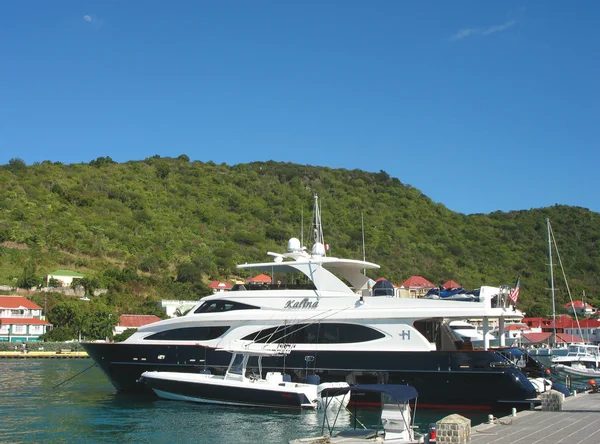 Mega jachten in gustavia haven van St. barts — Stockfoto