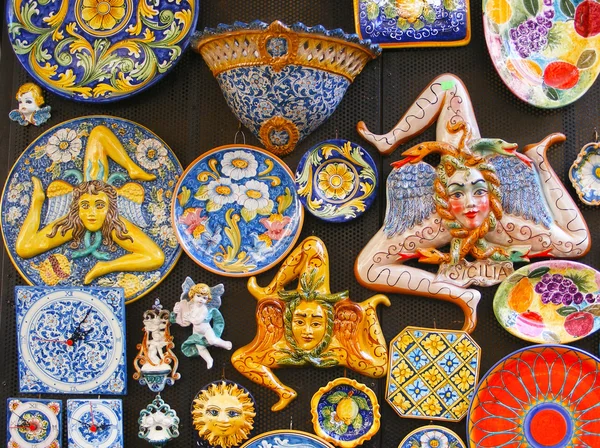 La Trinacria simbolo della Sicilia e la tipica ceramica smaltata siciliana — Foto Stock