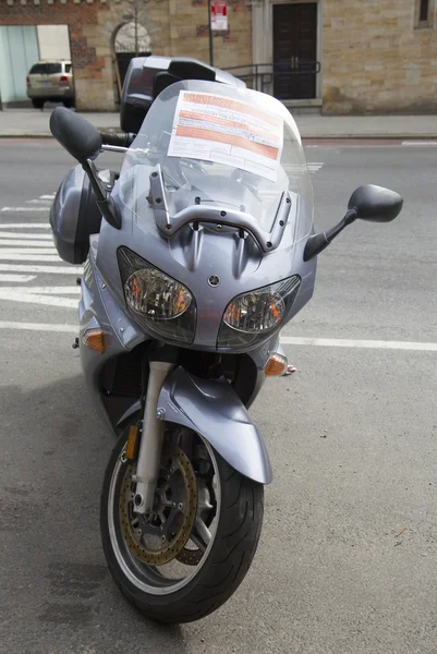 Inscrivez-vous démarré par la ville de New York illégalement garé moto à Manhattan — Photo