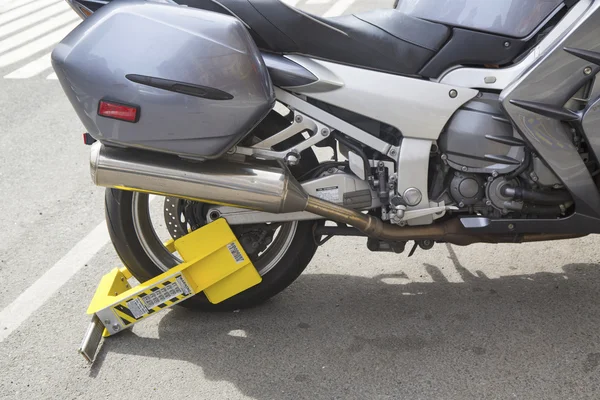 Radschloss eines illegal geparkten Motorrads in Manhattan — Stockfoto