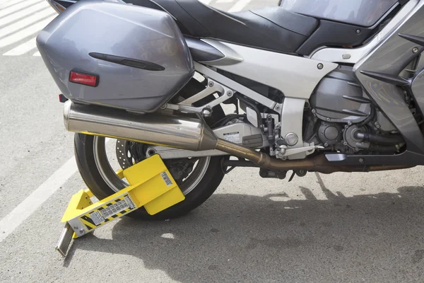 Wheel lock on an illegally parked motorcycle in Manhattan — Stock Photo, Image