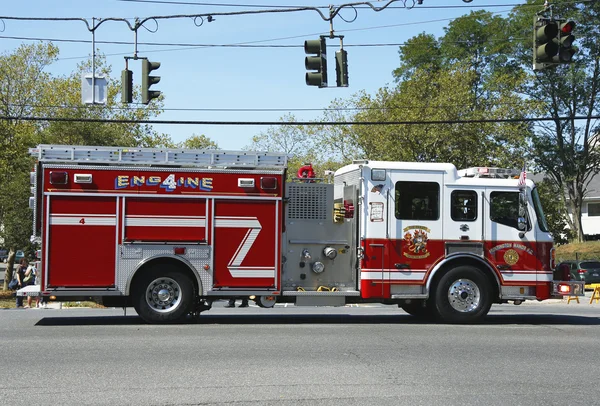 Huntington Manor Fire Department fire truck at the parade in Huntington — Stock Photo, Image