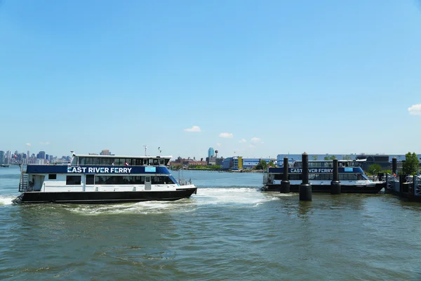 East River ferry boats at north williamsburg stop in brooklyn — Stockfoto