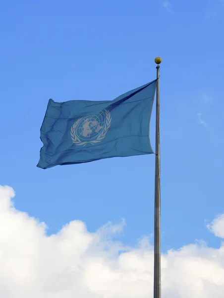 Drapeau des Nations Unies devant le siège de l'ONU à New York — Photo