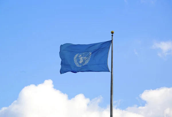 Drapeau des Nations Unies devant le siège de l'ONU à New York — Photo