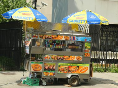 manhattan'ın sokak satıcısı sepeti