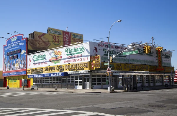 Das ursprüngliche restaurant von nathan auf coney island, new york — Stockfoto