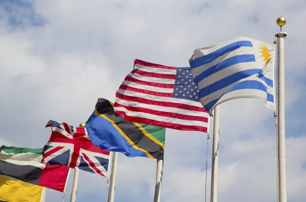Bandeiras internacionais na frente da sede das Nações Unidas em Nova York — Fotografia de Stock