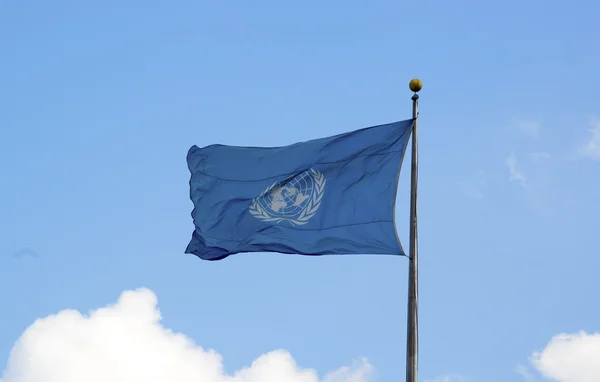 Drapeau des Nations Unies devant le siège de l'ONU à New York — Photo
