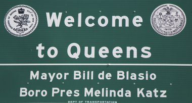 Queens'e yakın kemeri parkway Queens, new york yakınlarında işareti hoş geldiniz.