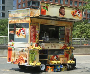 manhattan'ın sokak satıcısı sepeti