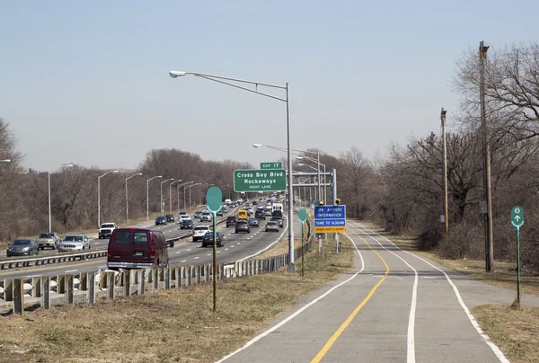 Belt Parkway with bicycle and pedestrian path or Greenway in Brooklyn — Stock Photo, Image