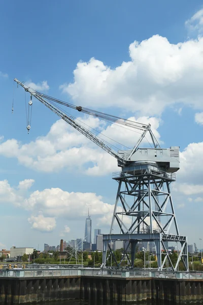 Dockside crane in Red Hook section of Brooklyn with the view of Freedom Tower and downtown Manhattan — Stock Photo, Image