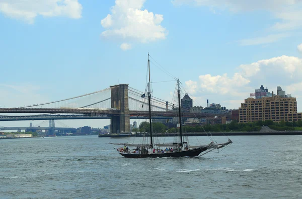 ブルックリン橋に隣接都市クリッパー帆船 — ストック写真