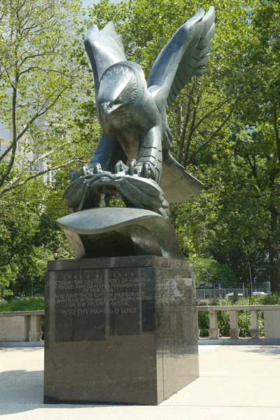 在第二次世界大战期间由白曼卡抛的内存在广阔的大西洋战斗的东海岸纪念馆设计的青铜鹰 — 图库照片