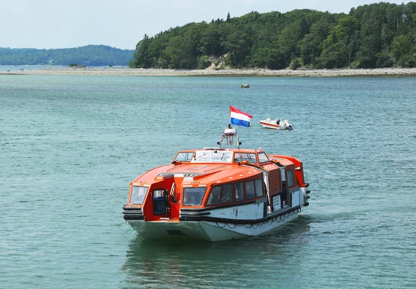 Holland america cruise ship maasdam anbud båt på fransmannen bay bar Harbor — Stockfoto
