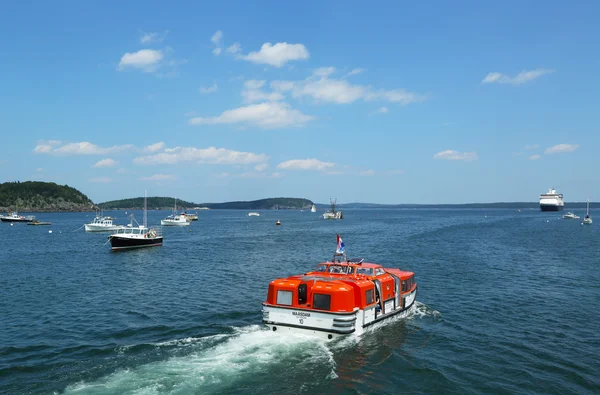 Holland america cruise ship maasdam anbud båt på fransmannen bay bar Harbor — Stockfoto