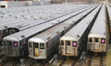 bir depo içinde NYC metro araçları