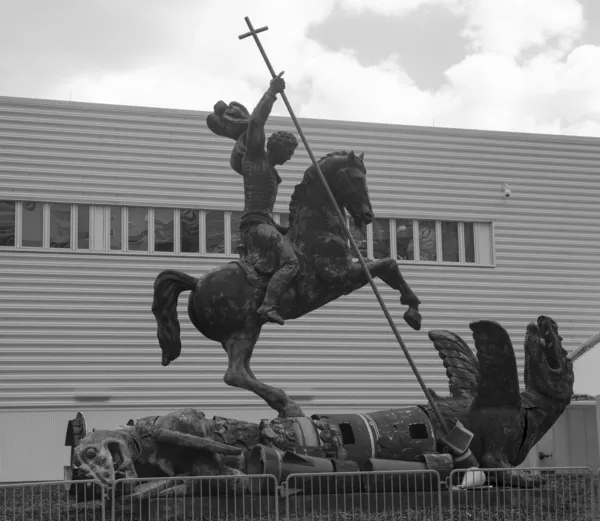 雕塑为题提交联合国由苏联于 1990 年在纽约的好战胜邪恶 — 图库照片