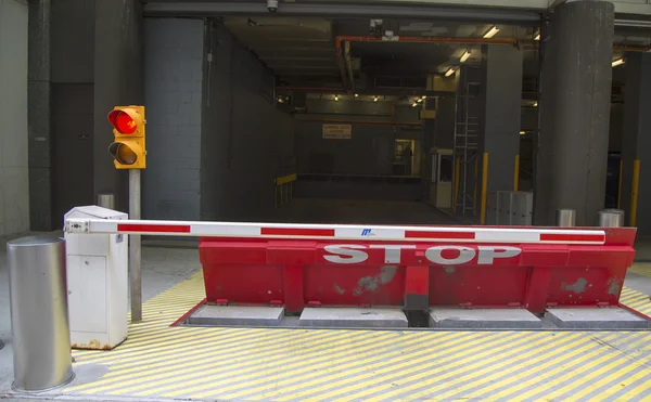 Beschermende barrière op de parkeergarage met stopbord en traffic-light — Stockfoto