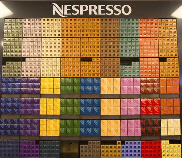 Varietà di capsule di caffè nel negozio Nespresso — Foto Stock