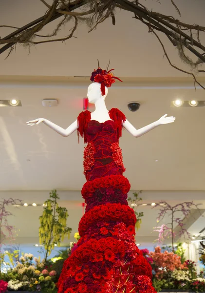 Verbazingwekkende 14-voet hoog dame in het rood is een midden stuk van de beroemde macy's Bloemenshow — Stockfoto